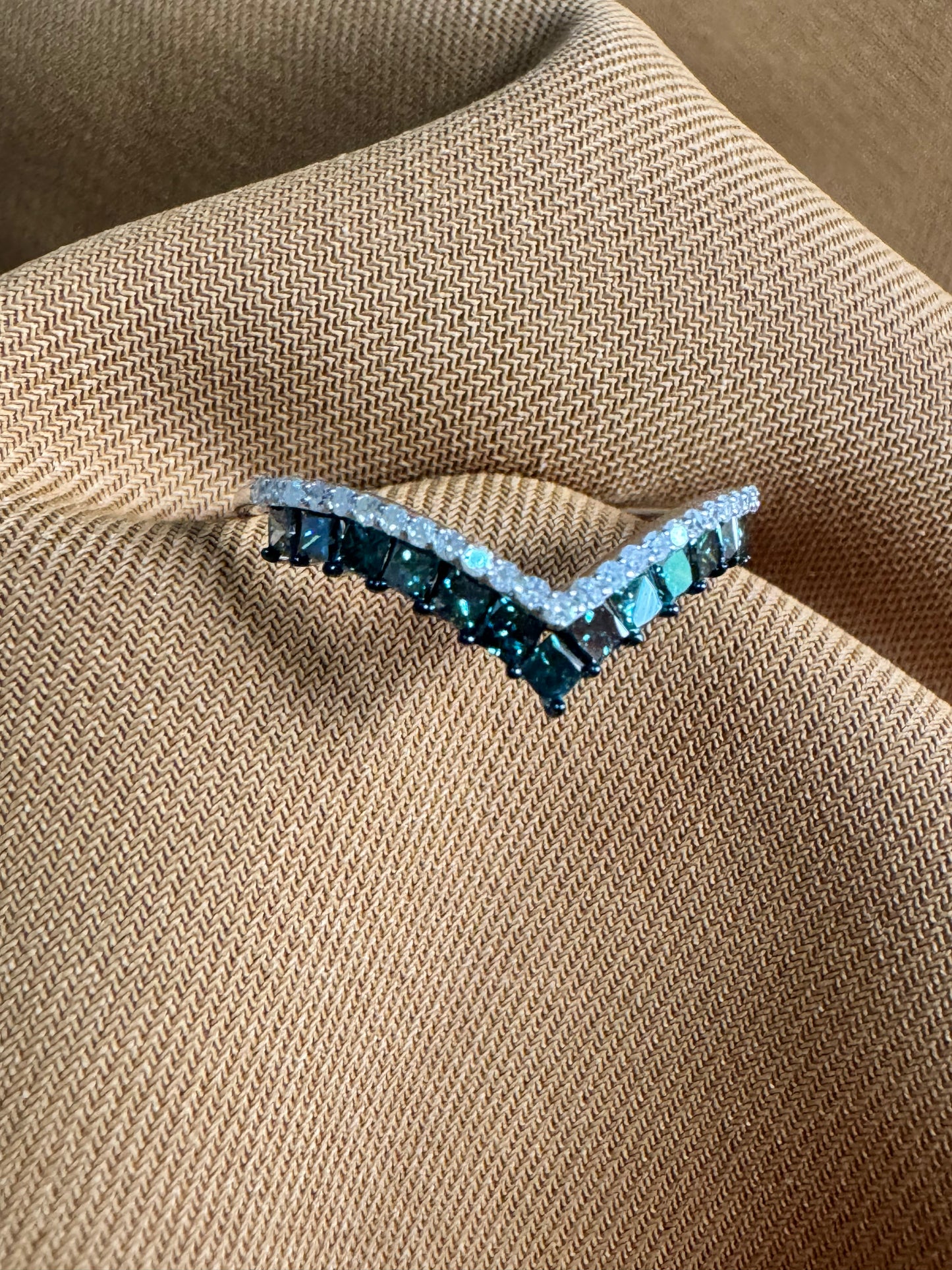 V blue diamond ring